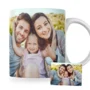 Taza blanca personalizada brillo mate con foto y texto sobre fondo minimalista.