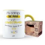 Taza Color Amarillo – Mi compi de piso y yo conectamos mas que el wifi
