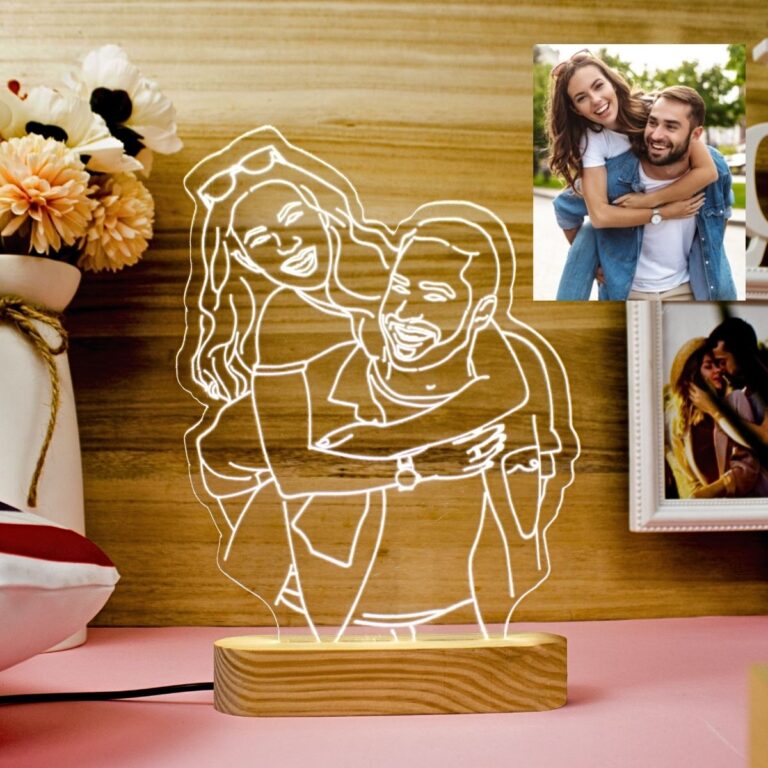Lámpara LED personalizada con foto ilustrada de pareja en base de madera.