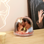 Bola de agua portafotos acrílico con purpurina y corazones - Imagen 2