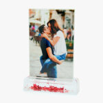 Marco de fotos acrílico con base con agua y corazones en10x15cm