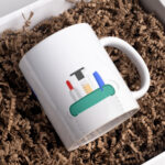 Taza personalizada uniforme blanco para médicos y profesionales de la salud - Nombre y Cargo - Imagen 2