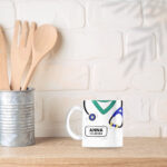 Taza personalizada uniforme blanco para médicos y profesionales de la salud - Nombre y Cargo - Imagen 3