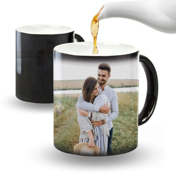 Taza mágica personalizable con foto revelando imagen con calor.