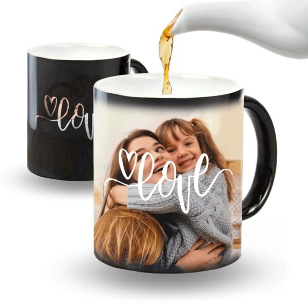 Taza mágica personalizada con foto mostrando su efecto térmico.