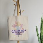 Tote Bag para Mamá con diseño "La flor más bonita es mamá" para el Día de la Madre - Imagen 5