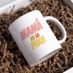 Taza Día de la Madre con Frase Divertida "Mamá es la pera" - Imagen 4