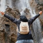 Mochila para Mamá con Frase Divertida para el Día de la Madre “Eres la Mejor Mamá del Mundo Mundial”. - Imagen 5