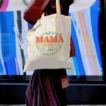 Pack Tote Bag y Neceser algodón orgánico para viaje con diseño “La mamá más guay del mundo” para el Día de la Madre - Imagen 5