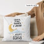 Cojín Personalizable con Frase Divertida para el Día de la Madre "Siempre Hasta la Luna”. - Imagen 3