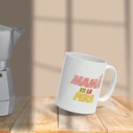 Taza Día de la Madre con Frase Divertida "Mamá es la pera" - Imagen 3