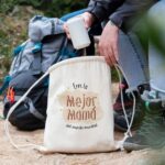 Mochila para Mamá con Frase Divertida para el Día de la Madre “Eres la Mejor Mamá del Mundo Mundial”. - Imagen 6