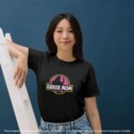 Camiseta para Mamá con Diseño Divertido para el Día de la Madre “Jurassic Mom” - Imagen 5