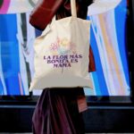 Tote Bag para Mamá con diseño "La flor más bonita es mamá" para el Día de la Madre - Imagen 7