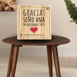Tabla de Madera "Gracias por enseñarnos con el corazón" Personalizada para Profesores - Imagen 5