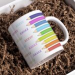 Taza Profesor Personalizada Fin de Curso con Nombres de Alumnos – Diseño Lápices de Colores - Imagen 5