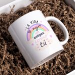 Taza Personalizada de Amigas para Regalar "La vida es mejor con amigas como tú" - Imagen 2