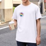 Camiseta Orgullo LGTBIQ+ con frase "Be Roud Of Who You Are" - Imagen 3