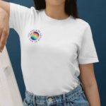 Camiseta Orgullo LGTBIQ+ con frase "Be Roud Of Who You Are" - Imagen 2