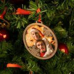 Bola de Navidad madera personalizada con foto. Adorno para el árbol de Navidad personalizado de madera.