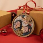 Bola de Navidad madera personalizada con foto. Adorno para el árbol de Navidad personalizado de madera. - Imagen 5