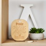 Pack regalo profesor Navidad o fin de curso. Pack Taza personalizada, caja de madera con bolígrafo y tarjeta de agradecimiento de madera para profes. - Imagen 3