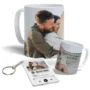 Pack taza personalizada con foto y llavero con código Spotify sobre fondo blanco.