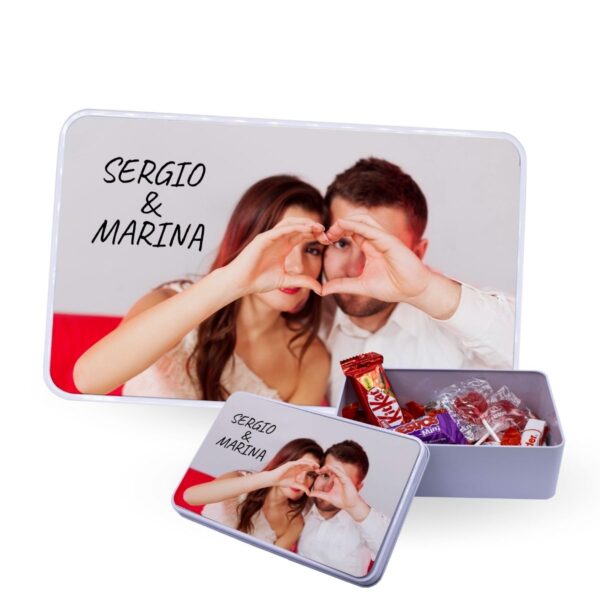 Caja de bombones de lata personalizada con foto rectangular en diseño elegante.