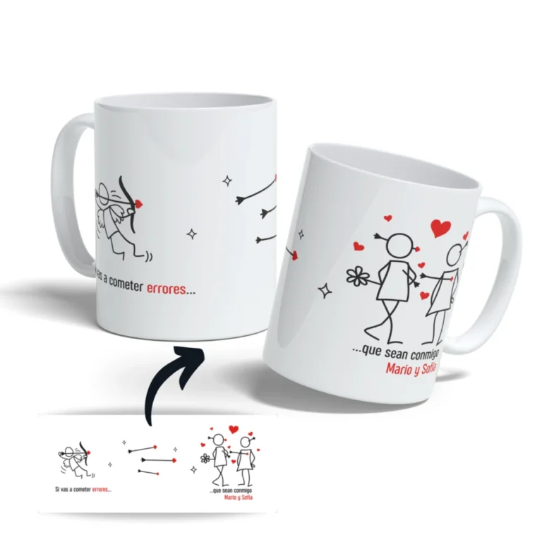 Tazas personalizadas para parejas con texto romántico en cerámica sobre fondo rosa.