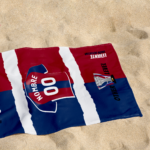 Toalla Personalizada con Nombre y Número – Estilo Camiseta de Fútbol - Imagen 5