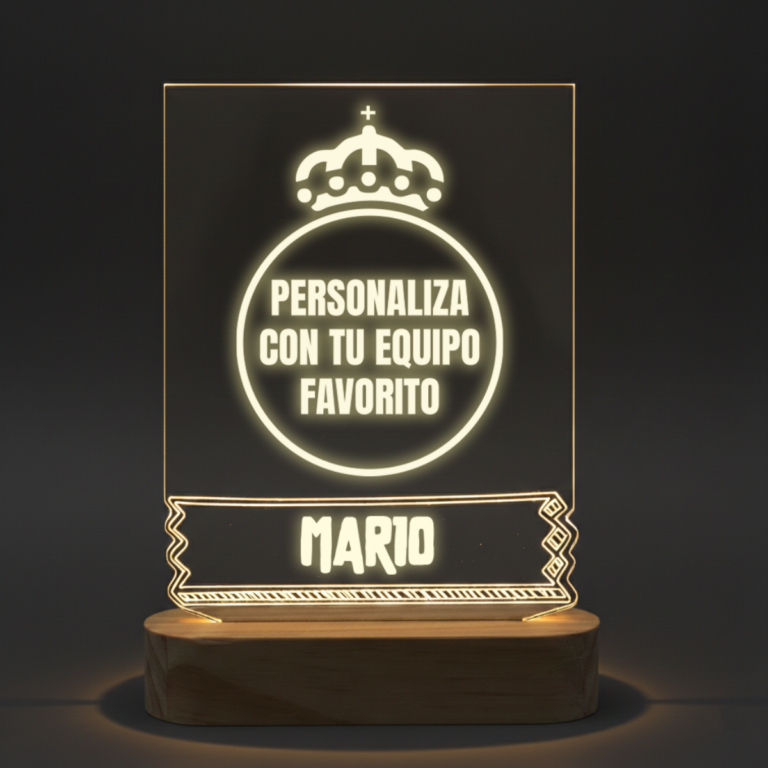 Lámpara LED de fútbol personalizada iluminada sobre una mesita de noche de madera.