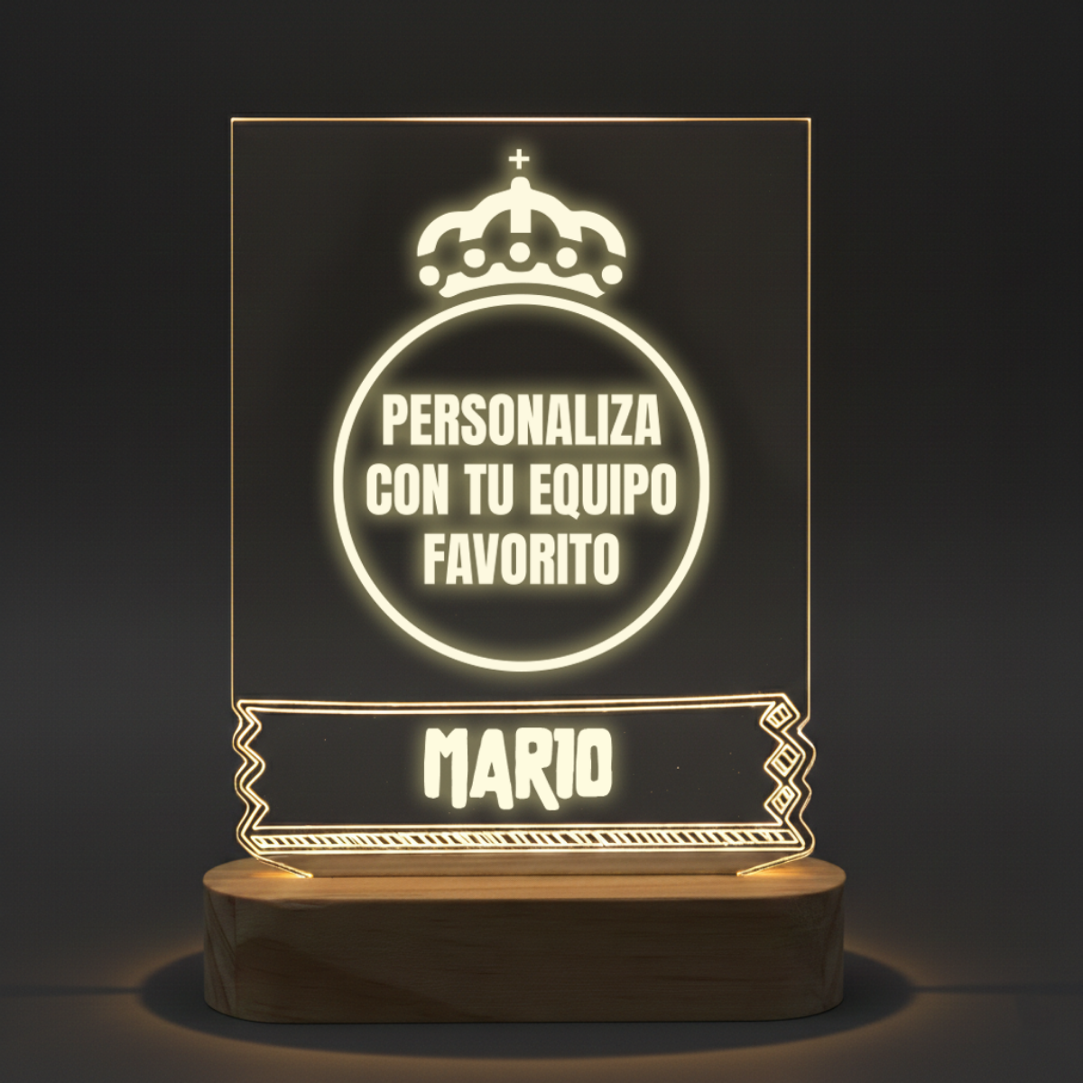Lámpara LED de fútbol personalizada iluminada sobre una mesita de noche de madera.