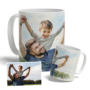 Taza de cerámica personalizada para el Día del Padre mostrando la transformación de una foto real a un dibujo estilo cómic y animación 3D.